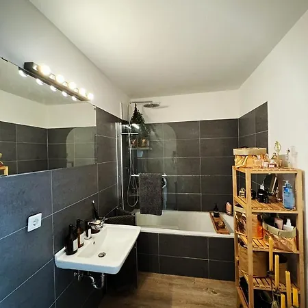 Accommodatie bij particulieren Gemuetliche Schlafcouch Im Hellen Wohnzimmer Zum Kurzaufenthalt